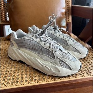 Men’s barely worn Adidas yeezy boost 700 v2 size 10